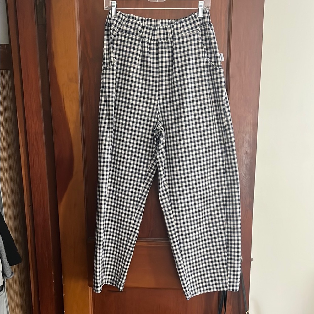 Black & White Gingham Ankle Pants - Women